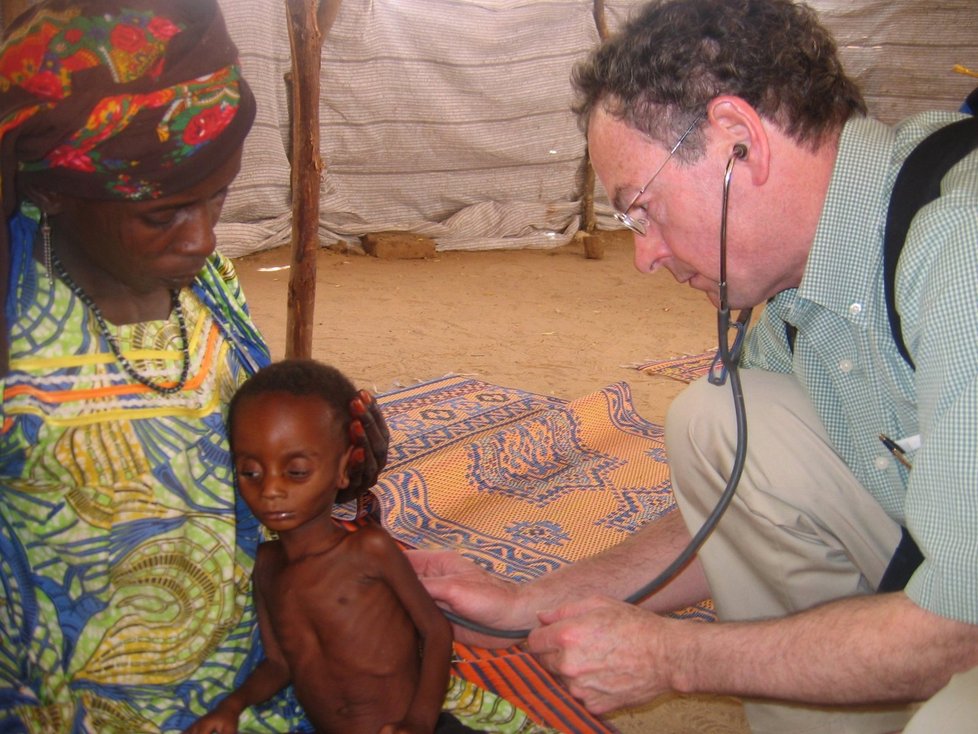Doktor Richard Rockefeller, pravnuk miliardáře Johna D. Rockefellera, pracoval v Nigérii u humanitární organizace Lékaři bez hranic