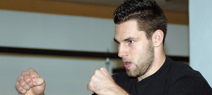 Příprava řízného obránce Stehlíka na hokejový zápas