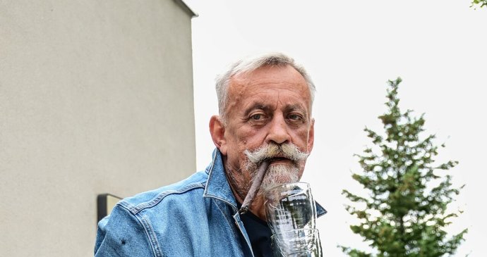 Richard Tesařík (†80): Utajená léčba na onkologii | Blesk.cz