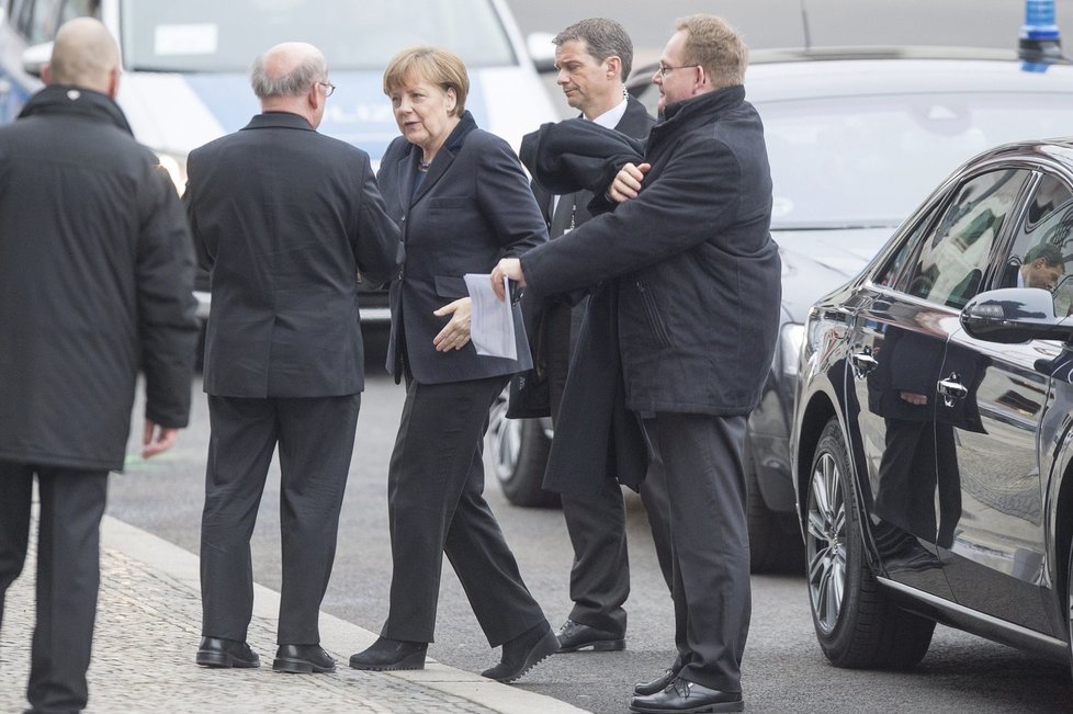 Pohřeb exprezidenta Weizsäckera v Berlíně: Příjezd kancléřky Angely Merkel