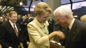 Galantní Richard von Weizsäcker líbá ruku tehdejší první dámě Dagmar Havlové