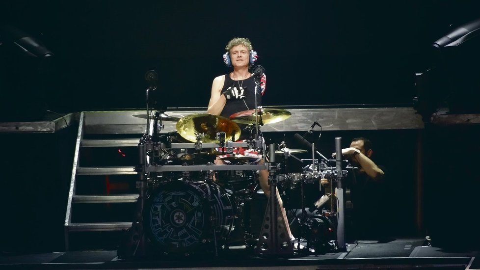 Rick Allen za svou speciální bicí soupravou.