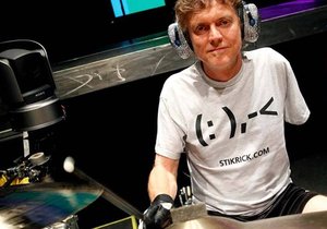 Rick Allen sice přišel o ruku, ale stejně bubnuje dál.