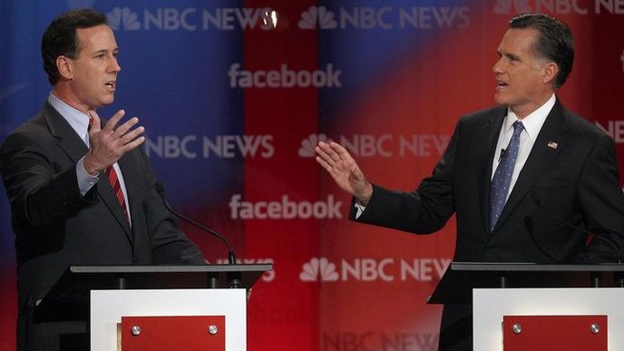 Rick Santorum (vlevo) a Mitt Romney