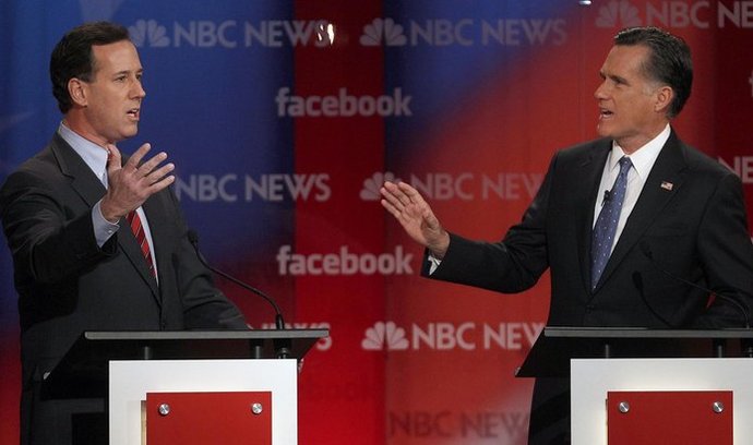 Rick Santorum (vlevo) a Mitt Romney