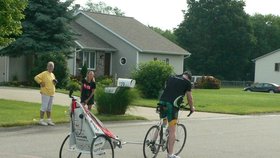 Při cyklistických disciplínách vozí svou dceru za sebou na kole ve speciálním kočárku
