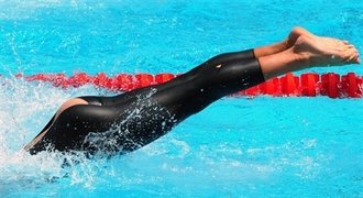 Trapas: Olympijskému vítězi praskly plavky a ukázal zadek!