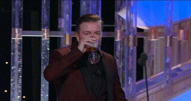 Ricky Gervais pil během moderování víno a pak pivo