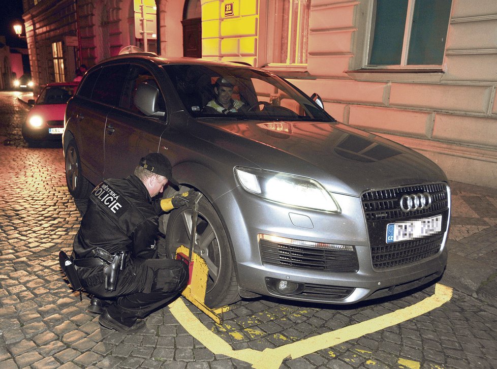 Po zaplacení pokuty mu policie ochotně sundala botičku z auta a televizní kuchař mohl odjet zaparkovat tam, kde už žádná pokuta nehrozí