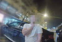 Opilý řidič (22) zaparkoval na chodníku: Nadýchal tři promile! „Neřídil jsem,“ vymlouval se