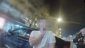Opilý řidič (22) zaparkoval na chodníku: Nadýchal tři promile! „Neřídil jsem,“ vymlouval se