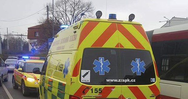 Student v Plzni vypadl z okna školy, je ve vážném stavu v nemocnici