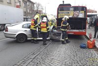 Řidiči (78) se udělalo zle: Naboural auto v protisměru a narazil i do autobusu na zastávce