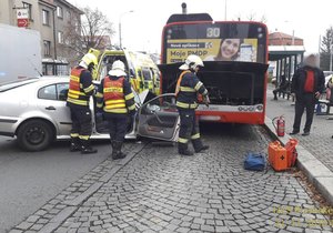 Řidiči se nejspíše udělalo zle, auto zastavil o autobus.