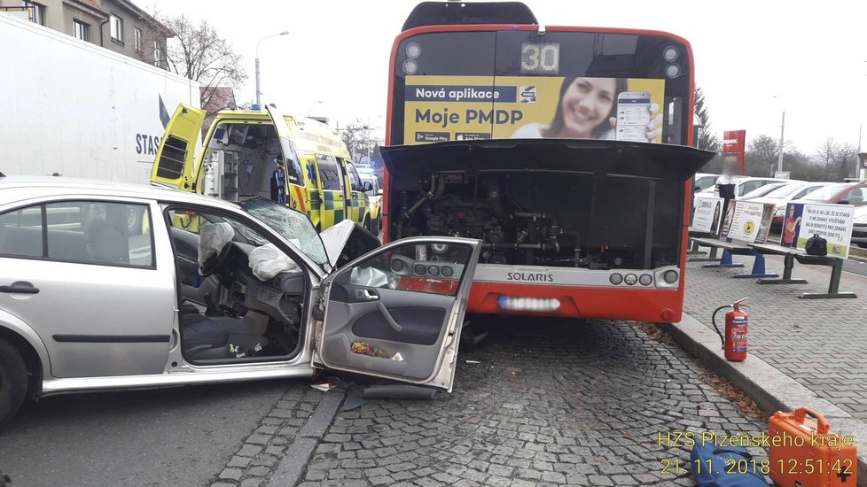 Řidiči se nejspíše udělalo zle, auto zastavil o autobus.