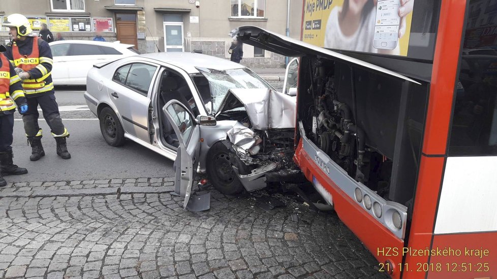 Řidiči se nejspíše udělalo zle, auto zastavil o autobus.