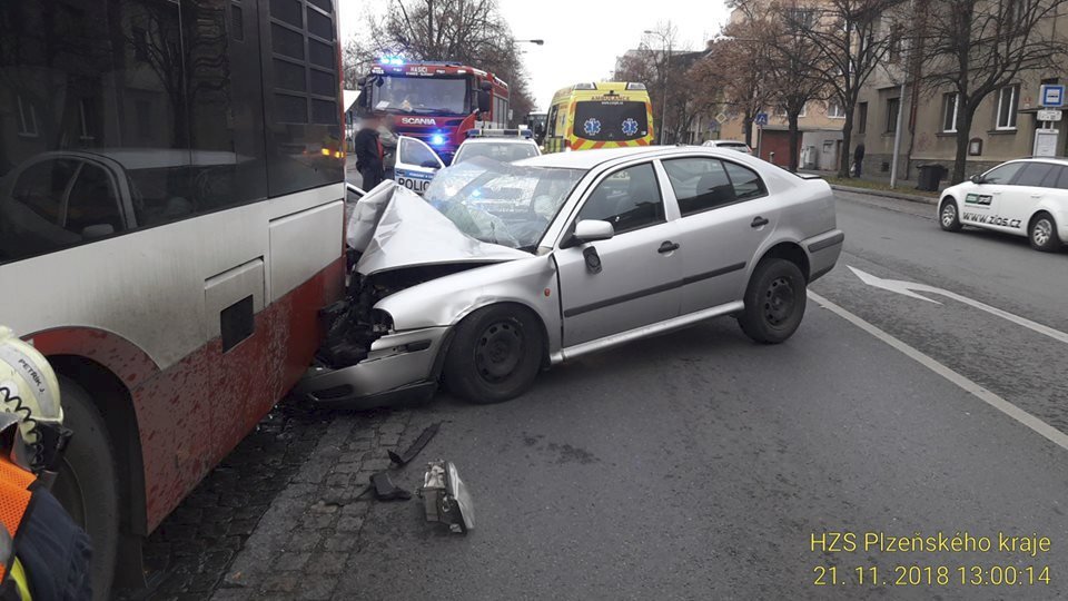 Řidiči se nejspíše udělalo zle, auto zastavil o autobus.