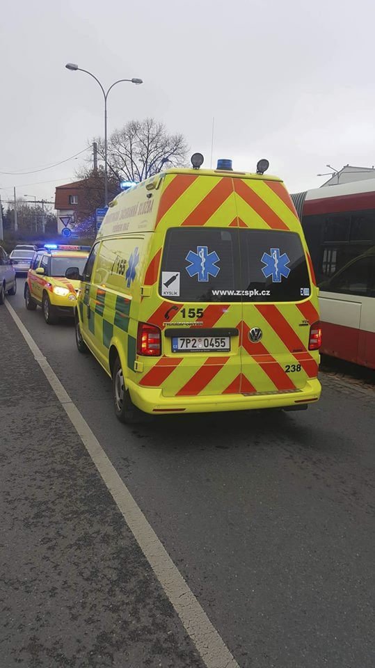 Řidiči se nejspíše udělalo zle, auto zastavil o autobus.