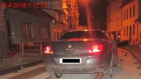Řidič renaultu (41) uvízl v noci ze soboty na neděli na kolejích ve Valchařské ulici v Brně.