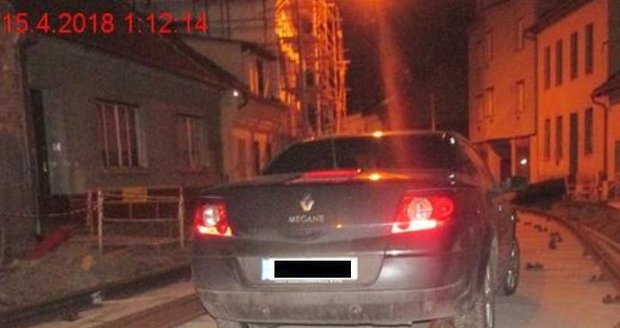 Řidič renaultu (41) uvízl v noci ze soboty na neděli na kolejích ve Valchařské ulici v Brně.