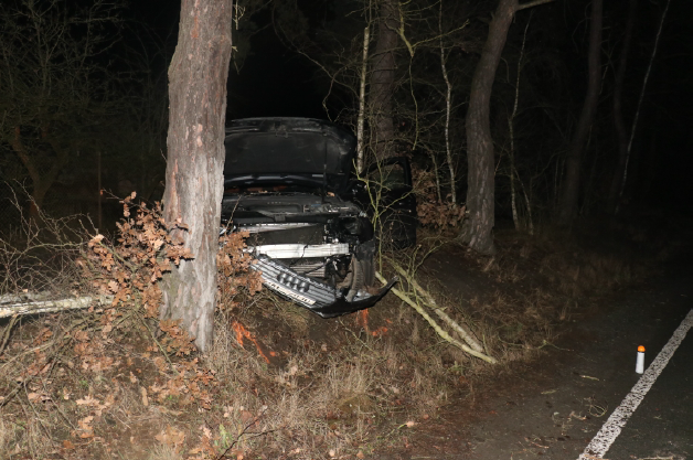 Řidič s kradeným autem ujížděl v Plzni policii a havaroval.