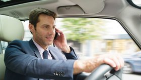 Telefonní hovor za jízdy je velmi nebezpečný. Člověk na druhém konci totiž nezaznamená nebezpečnou situaci tak, jako třeba spolujezdec.