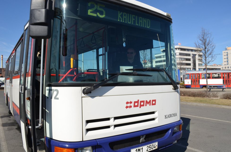 Řidiči linkových autobusů mají nízké mzdy, myslí si dopravní odbory.