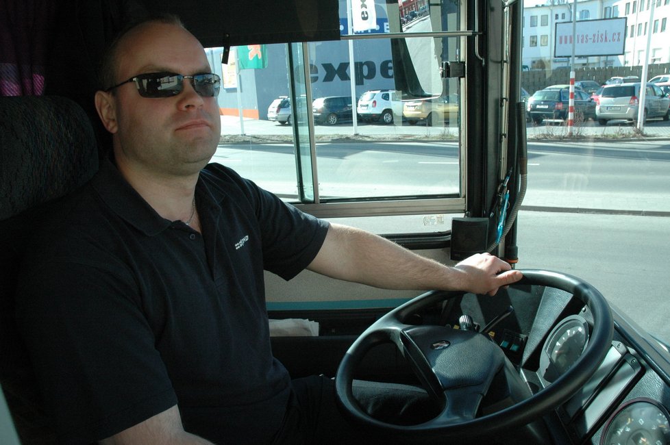 Řidiči linkových autobusů mají nízké mzdy, myslí si dopravní odbory.