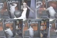 Zloděj chtěl v autobusu ukrást ženě kabelku: Řidič mu dal za vyučenou!