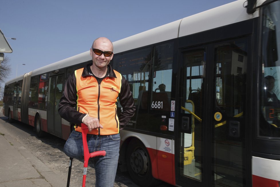 Střídavě projíždí Aleš Eger zhruba deset linek pražské městské hromadné dopravy.