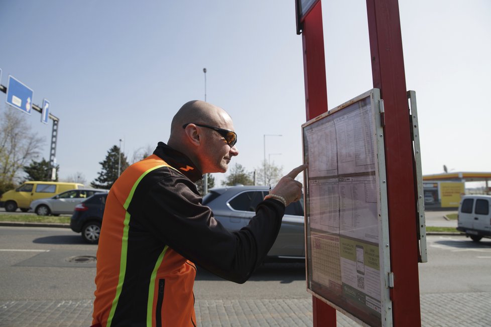 Bezpečná jízda na čas - to je to, co podle Aleše cestující zajímá především. Ne to, zda za volantem městského autobusu sedí někdo, komu chybí noha.