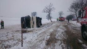 Řidič běloruského autobusu nezvládl jízdu na zasněžené vozovce.