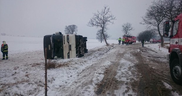 Po nehodě autobusu s dětmi se zranilo 14 lidí: Jeden chlapec je v kritickém stavu