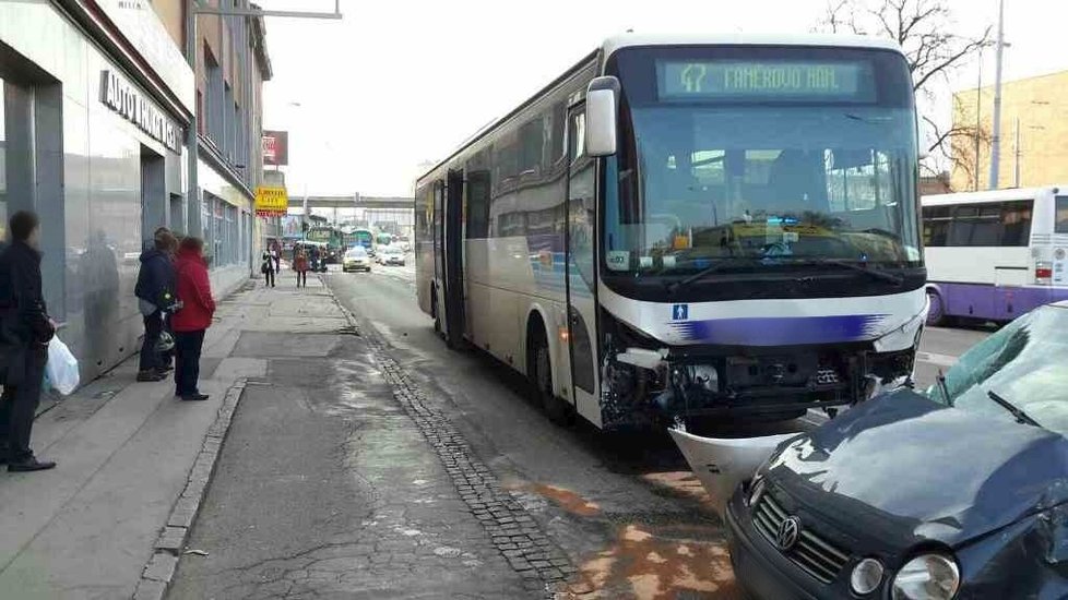 Opilý šofér linkového autobusu naboural 7. prosince 2016 v Brně VW Polo a vážně zranil řidičku a její dítě. Ve středu dostal u soudu 30 měsíců vězení natvrdo, pět let nesmí za volant.