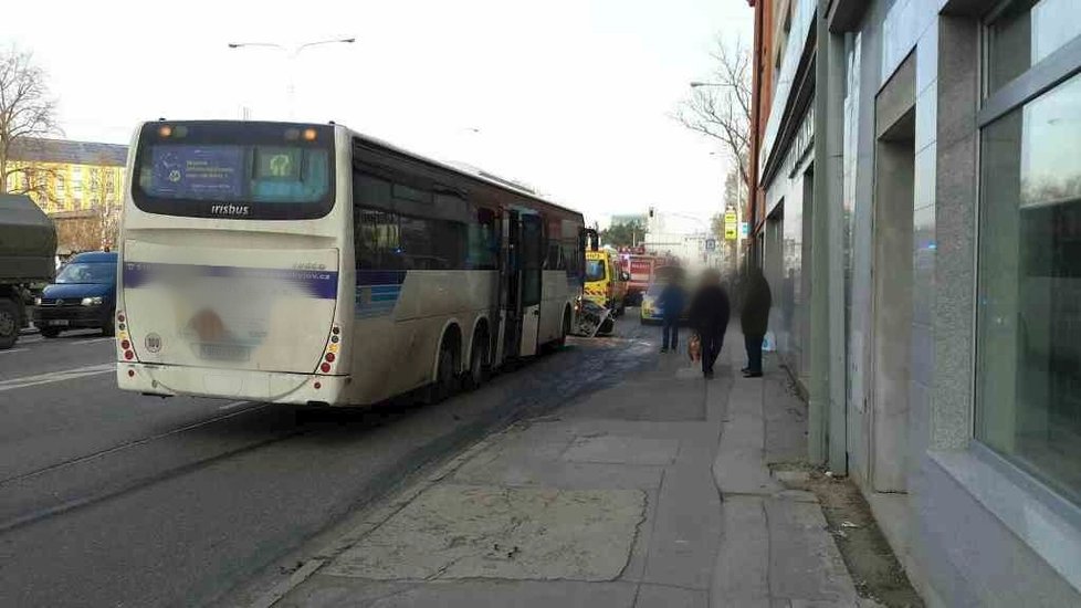 Opilý šofér linkového autobusu naboural 7. prosince 2016 v Brně VW Polo a vážně zranil řidičku a její dítě. Ve středu dostal u soudu 30 měsíců vězení natvrdo, pět let nesmí za volant.