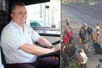 Statečný řidič autobusu! Pomohl zadržet Ukrajince, který zbil a okradl seniora