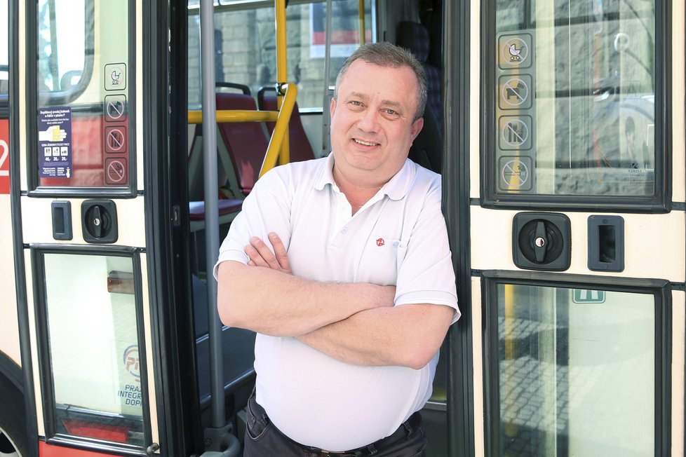 Řidič autobusu Aleš Jindra se zachoval jako hrdina. Pomohl zadržet násilníka, který zbil a okradl seniora.