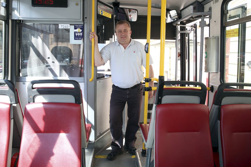 Řidič autobusu Aleš Jindra se zachoval jako hrdina. Pomohl zadržet násilníka, který zbil a okradl seniora.