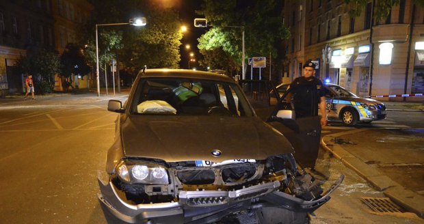 Auto narazilo čeleně do betonového ostrůvku