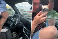 Řidič luxusního BMW lezl na dálnici za jízdy z okna: Nebezpečnou „zábavu“ natáčel