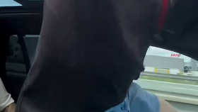 Řidič za jízdy na dálnici D1 vylezl oknem
