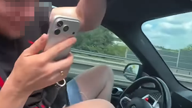 Řidič za jízdy na dálnici D1 vylezl oknem