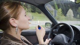 Riziko dopravní nehody u kuřáka je až dvojnásobné. Rituál zapálení cigarety trvá až 12 vteřin, při kterých se plně nevěnují řízení.
