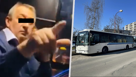 „ZDOCHNI“: Paranoidní řidič autobusu vyhodil cestující. Tohle je naše země, křičel!