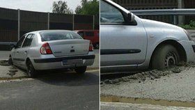 Nešťastný řidič vletěl místo do kolony do čerstvého betonu.
