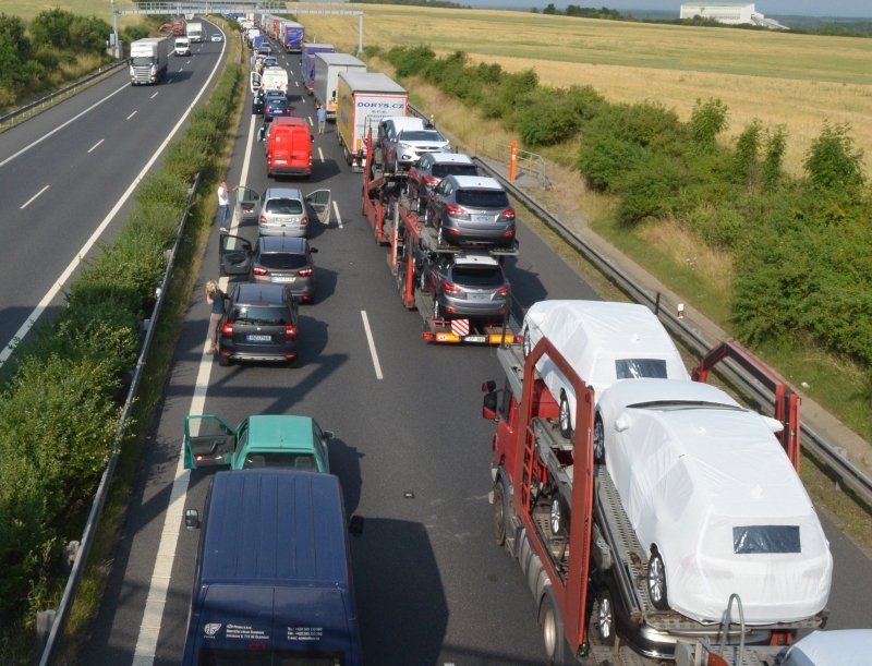 Čeští řidiči pravidlo vytváření uličky pro průjezd záchranářů často ignorují