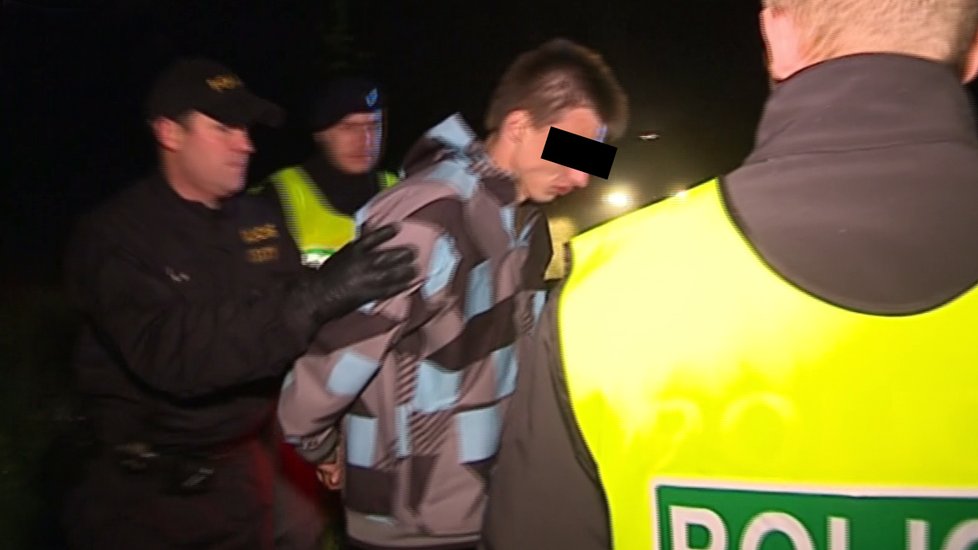 Policie odvádí řidiče, který srazil policistku. Ta v nemocnici svým zraněním podlehla