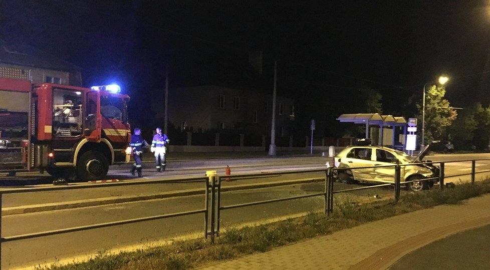 Zfetovaný řidič naboural do betonových zábran, přelétl tramvajový ostrůvek a skončil napříč silnicí.