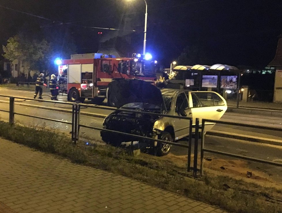 Zfetovaný řidič naboural do betonových zábran, přelétl tramvajový ostrůvek a skončil napříč silnicí.