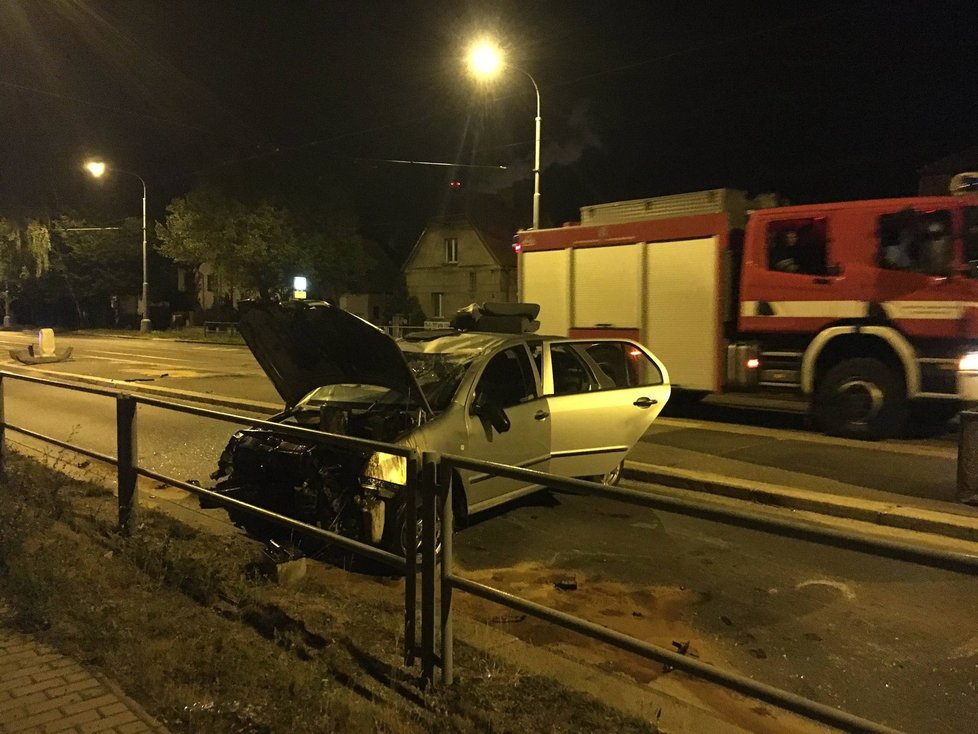 Zfetovaný řidič naboural do betonových zábran, přelétl tramvajový ostrůvek a skončil napříč silnicí.